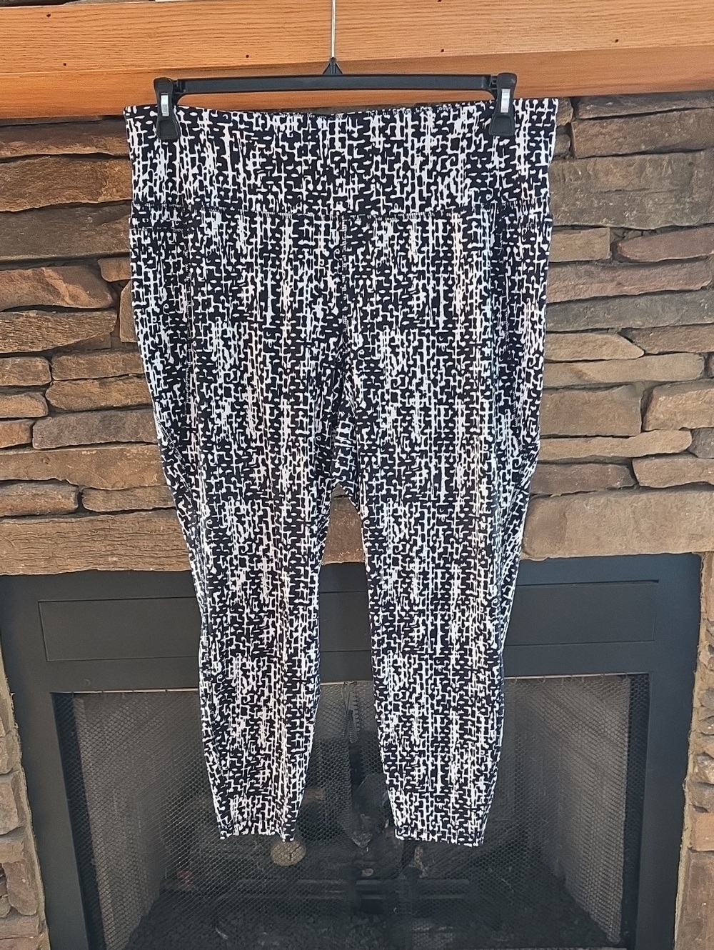 Lane Bryant Black & White Abstract Cropped Pull-On Pants